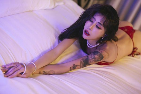 an双囍拍写线天布料太少被路人看光j9九游会登录最尤物Lara F(图3)